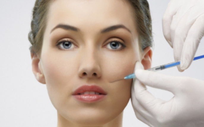 Reintinerire faciala: tratamente cosmetice vs. proceduri medicale