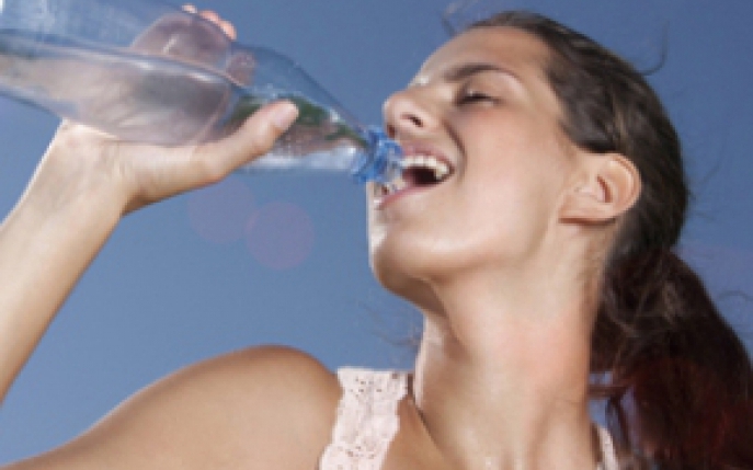 Beneficiile consumului de apa calda cu lamaie