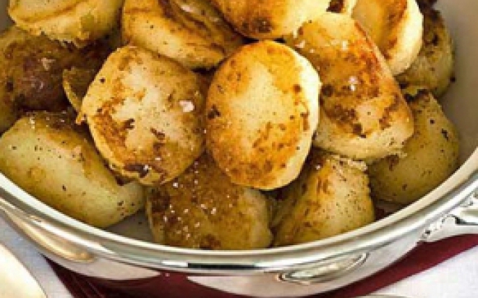 Cartofi aurii la cuptor, cu usturoi si rozmarin