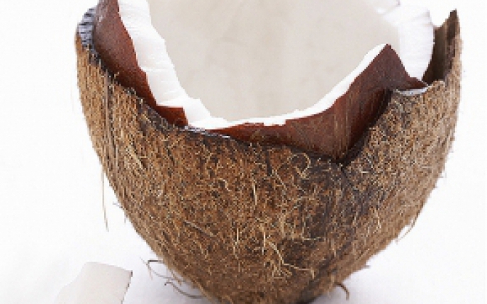 Cum se desface nuca de cocos in 3 pasi simpli