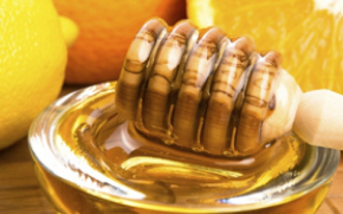 10 beneficii nebanuite pe care le are mierea cu lamaie pentru frumusete si sanatate