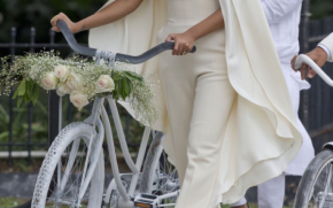 Aceasta vedeta s-a maritat in salopeta si a ajuns la biserica pe bicicleta