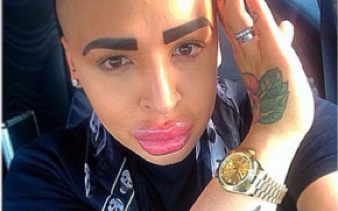 Acest barbat s-a desfigurat pentru a arata precum Kim Kardashian! 