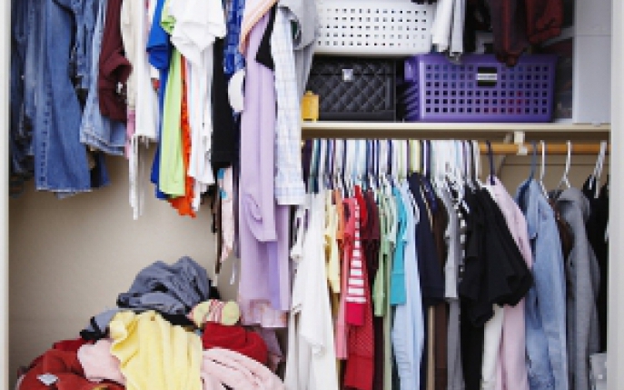 Organizarea hainelor in dulap: trucuri care iti fac viata mai usoara