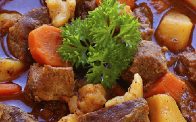 Gulas unguresc traditional cu carne de vita si legume