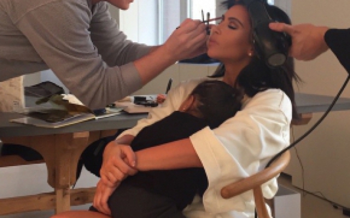 Kim Kardashian isi spala parul o data la 5 zile si foloseste produse de beauty de mii de dolari! 