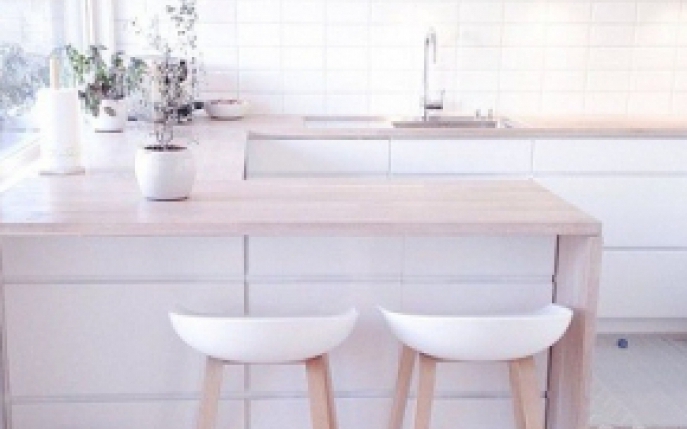 12 idei de amenajare a bucatariei cu mobila alba