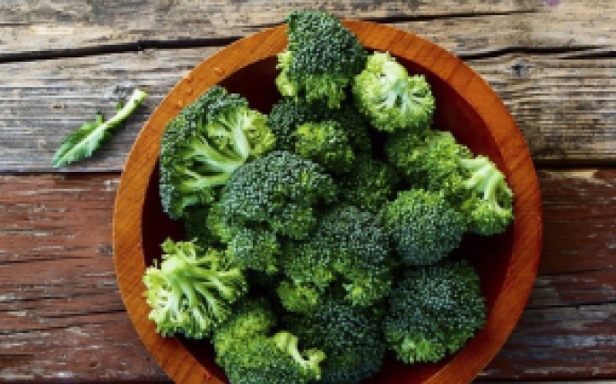 3 idei de salata de broccoli: cu ton, cu pui sau cu rosii