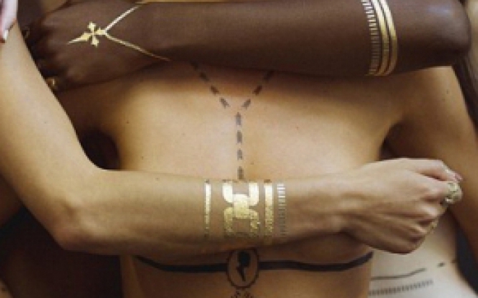 Rihanna lanseaza o colectie de tatuaje tempoare