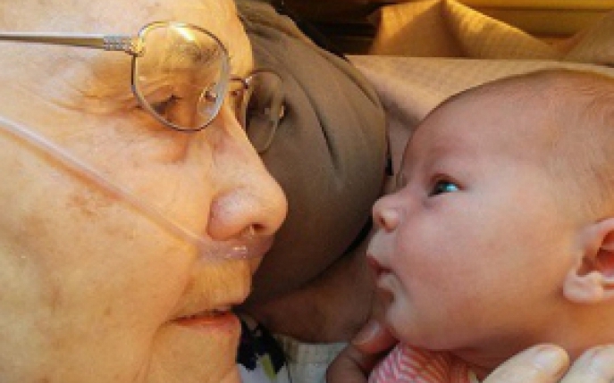 Moment emotionant: aceasta femeie de 92 de ani si-a cunoscut stranepoata in varsta de numai 2 zile