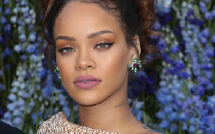 Rihanna pozeaza NUD si declara: Ma excit... dar nu fac sex cu orice tip! 