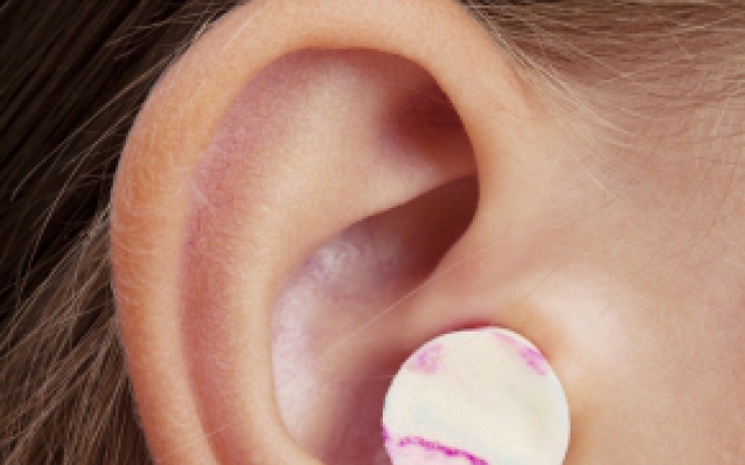 Cum sa folosesti dopurile de urechi pentru protectie maxima