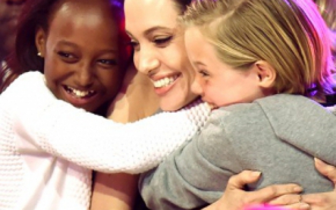 Impresionant! Fiicele Angelinei Jolie au donat haine copiilor nevoiasi