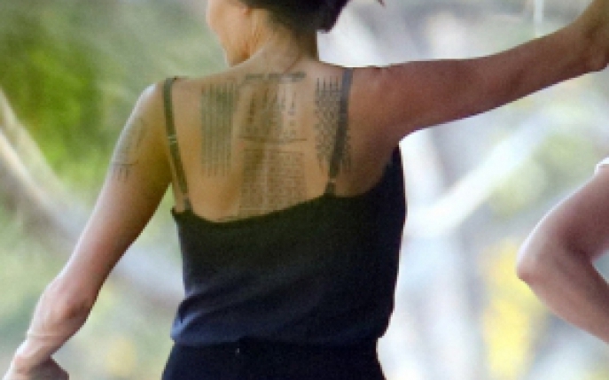 Angelina Jolie si-a facut 3 tatuaje noi! 