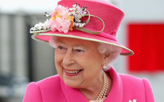 Regina Angliei a împlinit 90 de ani! Iată o retrospectivă a celor mai reuşite ţinute purtate de aceasta de-a lungul anilor!