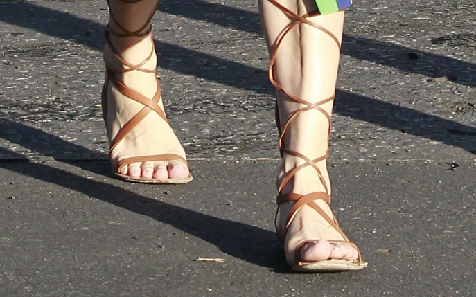 Ce modele de sandale gladiator se poartă în 2016, pentru un look în tendinţe