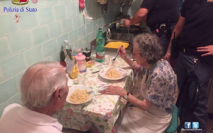 Polițiștii au găsit doi bătrâni plângând în hohote în casa lor. Ce au făcut oamenii legii când au intrat