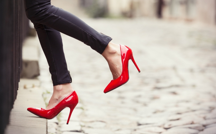 Cum să porţi pantofii cu toc ca o femeie stilată
