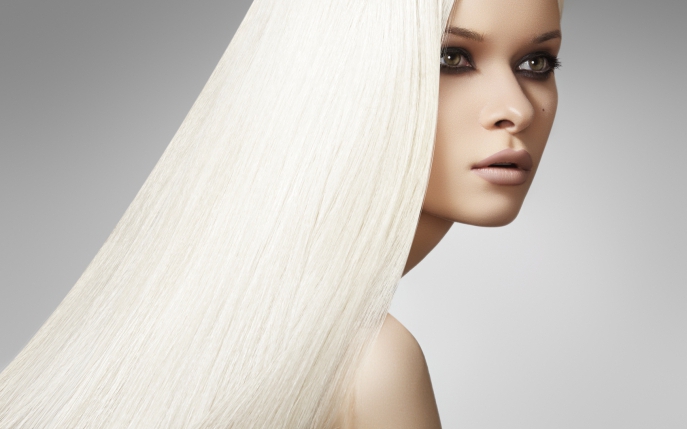 Blond platinat, nuanța momentului: Kylie Jenner a adoptat deja această culoare