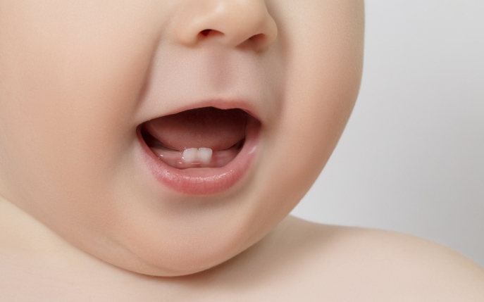 Cum acționează gelul pentru dentiție la bebeluși, când le dau dinții