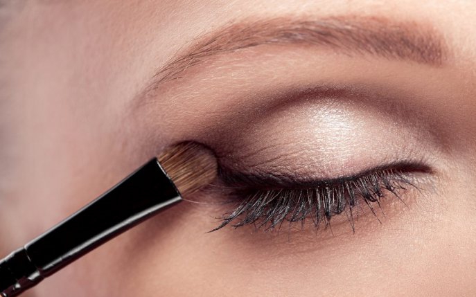 5 greşeli de makeup care te fac să arăţi obosită