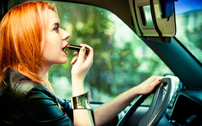 6 lucruri pe care o femeie nu ar trebui să le facă în trafic