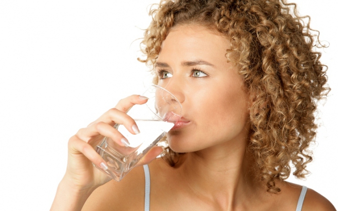 Cum să bei apă corect ca să îți vindeci tiroida