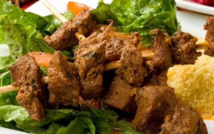 Doua retete la gratar extraordinar de gustoase: Kebab de vita si pastrama