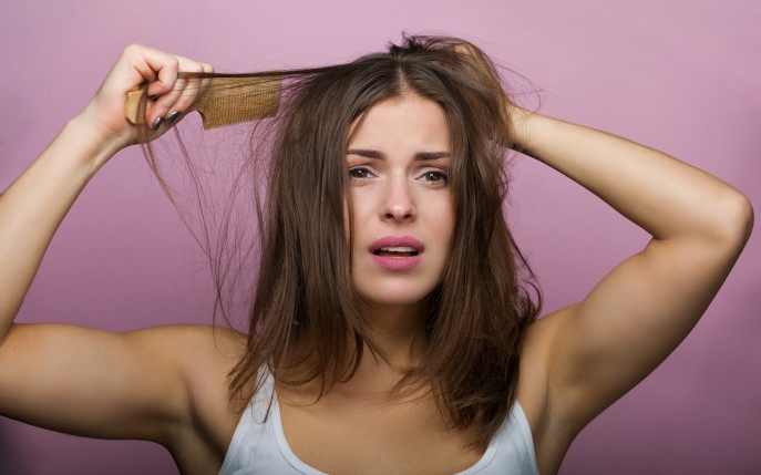 Cum ai grijă de părul care se îngrașă repede. Uite 5 sfaturi!
