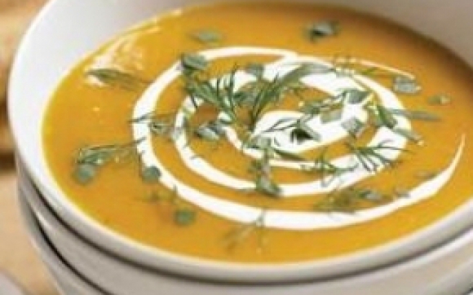 Prospetimea legumelor intr-o usoara supa de morcovi