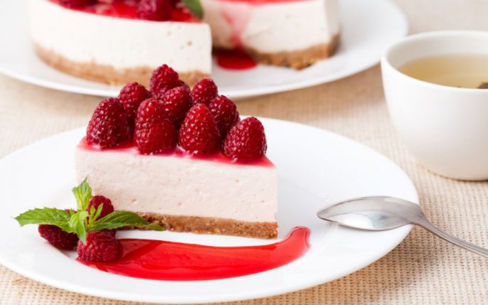 Reteta fara coacere: Cheesecake cu ciocolata alba si zmeura