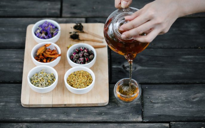 Ceaiuri pentru glanda tiroidă: 15 plante pe care să le folosești cu încredere