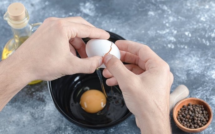 Cum să spargi corect ouăle ca să nu te îmbolnăvești. Mulți procedează greșit