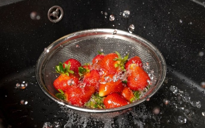 De ce sa speli, de acum înainte, căpșunele în apă cu sare
