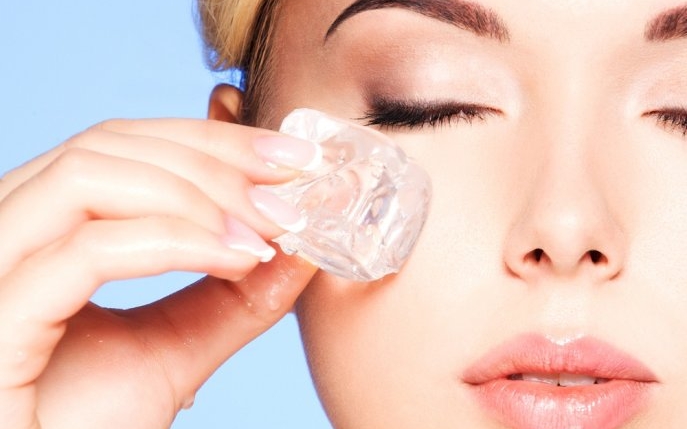 Un dermatolog explică de ce frecarea zilnică cu gheață pe față vă poate oferi o piele impecabilă 