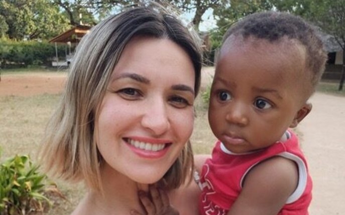 Ela Crăciun a adoptat cel de-al treilea copil din Africa