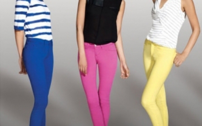 Cel mai HOT trend al verii: poarta jeansi in culori neon
