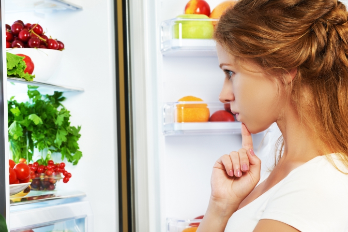Aruncă resturile alimentare din frigiderul de la muncă