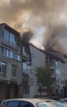 Incendiu devastator într-un bloc de locuințe din Rădăuți. Acoperișul arde ca o torță  VIDEO