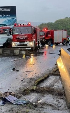 Accident cu 7 victime, la ieșirea din Deva spre Mintia: un microbuz plin cu pasageri s-a izbit de un parapet