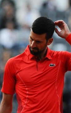 Scena șocanță. Novak Djokovici s-a prăbușit, lovit în cap cu o sticlă, la turneul de la Roma - VIDEO