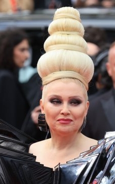 Cum a apărut îmbrăcată o actriță din Rusia la Cannes. Toată lumea vorbește despre rochia ei!