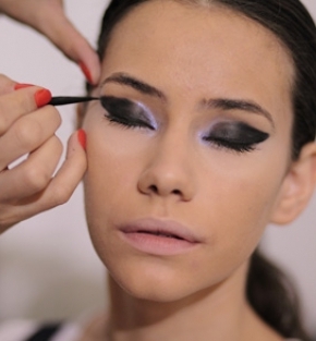 Cum sa realizezi un machiaj cat eyes inspirat dintr-o prezentare de moda 