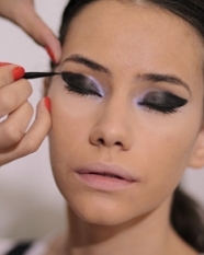 Cum sa realizezi un machiaj cat eyes inspirat dintr-o prezentare de moda