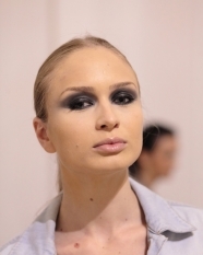 Invata sa realizezi un smoky eyes ca intr-o prezentare de moda