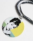 Poarta o tinuta  frumoasa la V for Vintage si te vom premia cu un set de accesorii Mihaela  Zvinca  
