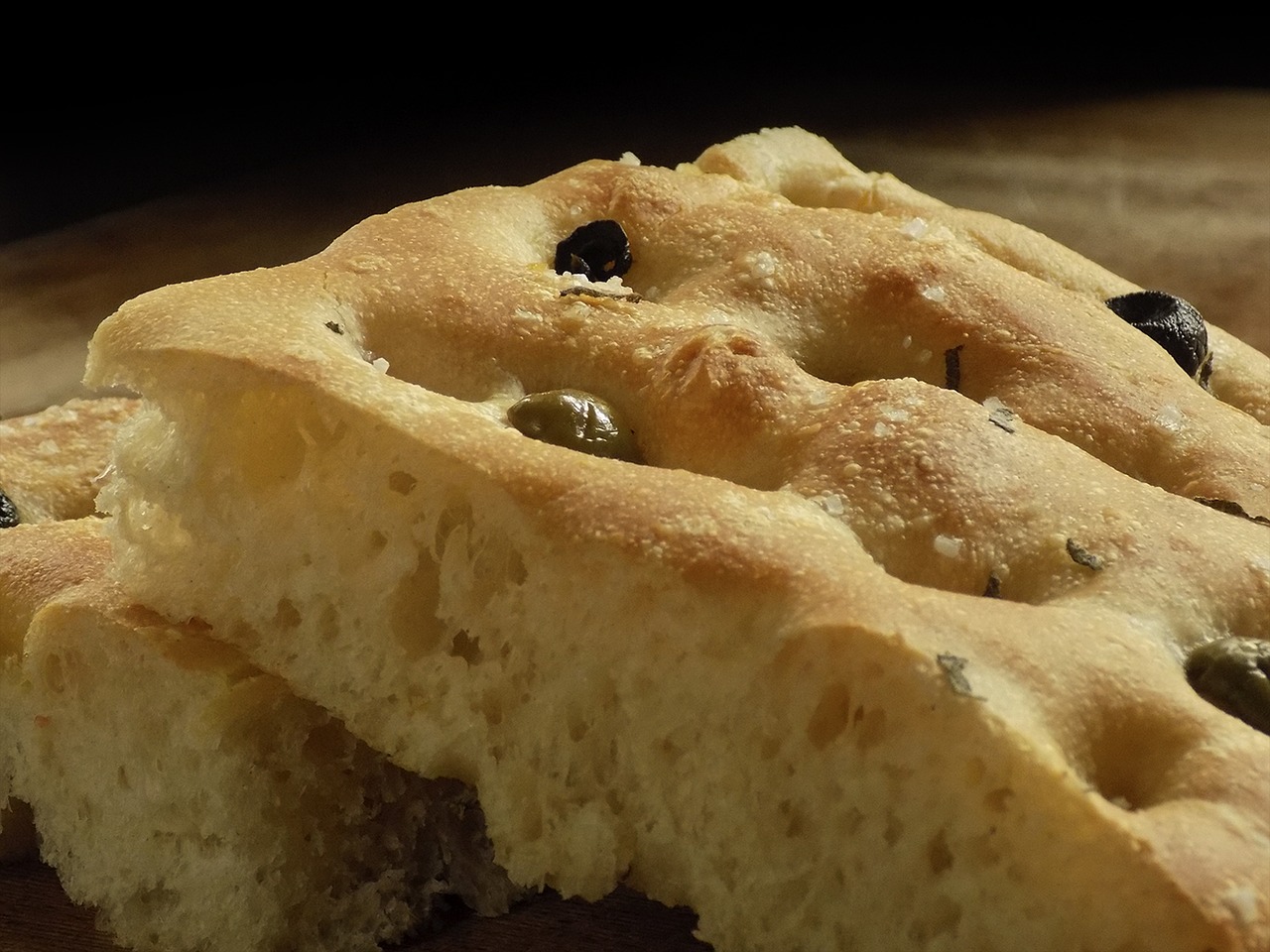 doua felii de focaccia cu masline deasupra