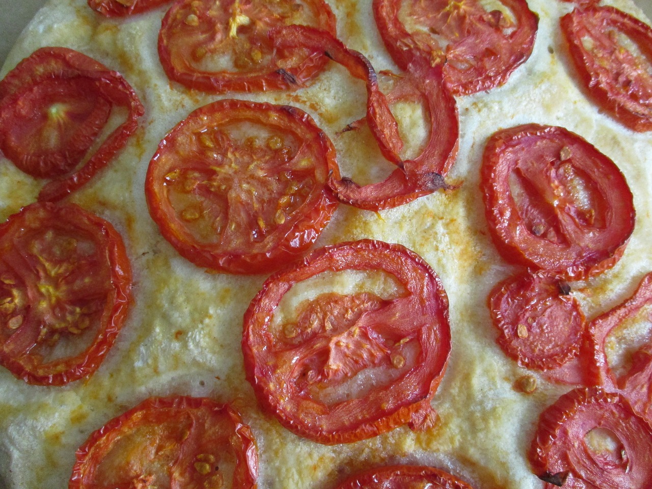 focaccia la tavă, asezonata cu roșii