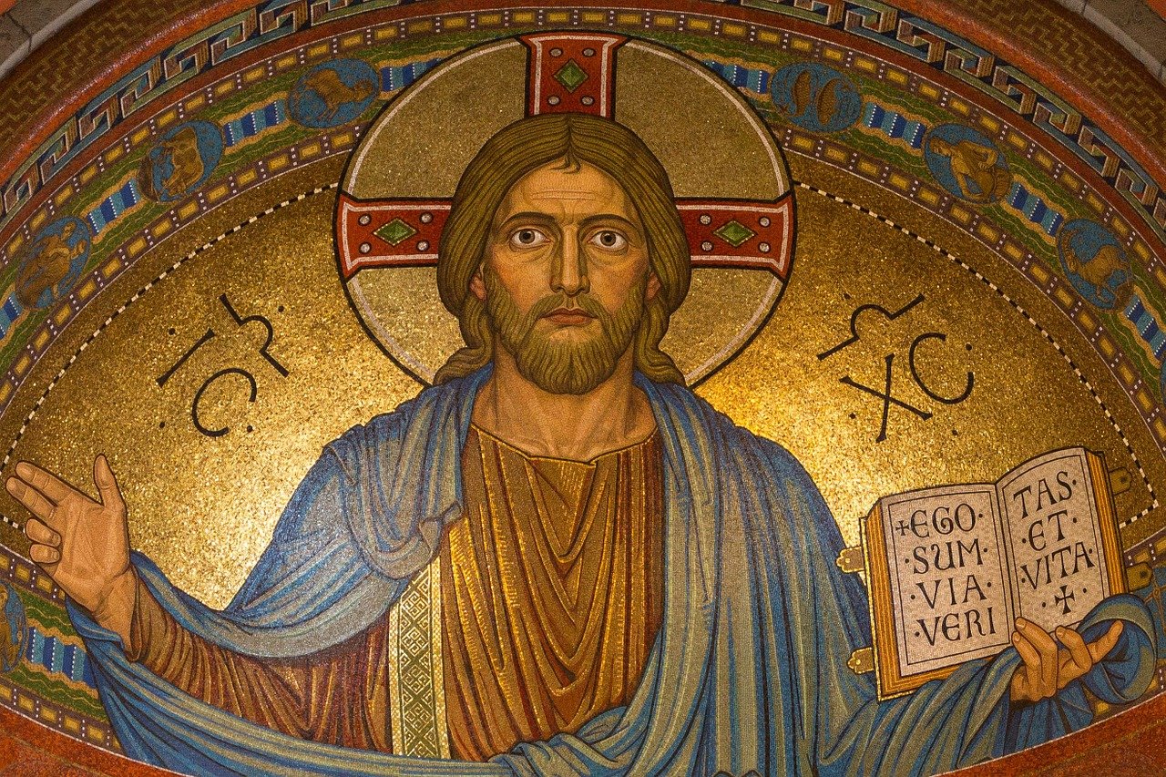 pictura cu Iisus Hristos care ține o carte în mână, pe peretele unei biserici 