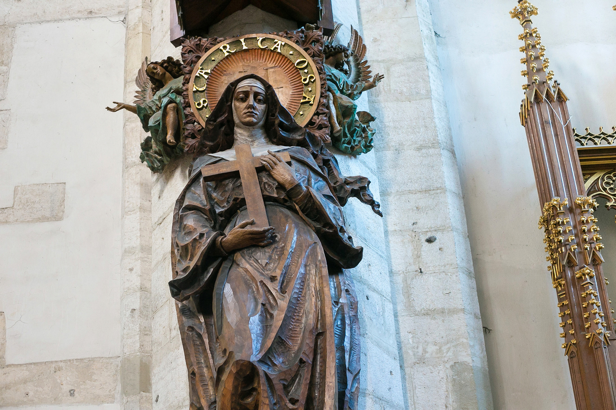 statuie din lemn în biserică a Sfintei Rita